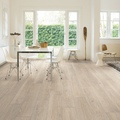 Ламинат Quick Step Лунный дуб - фотография в интерьере
