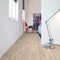 Ламинат Quick Step Дуб лакированный натуральный отборный - фотография в интерьере