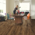 Ламинат Quick Step Реставрированный темный каштан - фотография в интерьере