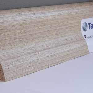 Плинтус шпонированный Дуб Тонкая Линия 2400×60×23